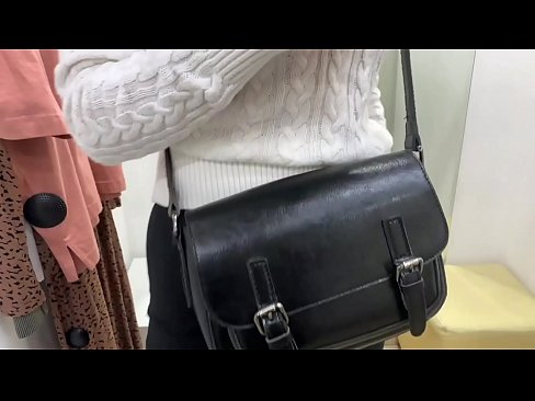 ❤️ Masturbasyon piblik nan jenn femèl FeralBerry ak yon gode nan sal la Fitting ❤ Ponografi anal nan nou