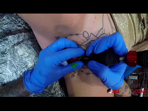 ❤️ Ekstrèmman tatoue hottie Sully Savage te fè yon tatoo sou klitoris li ❤ Ponografi anal nan nou